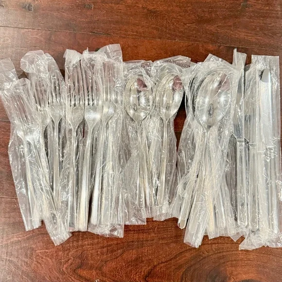 New! Quince x Sambonet Gia Minimalist 20 Piece Flatware Set - Picture 5 of 8